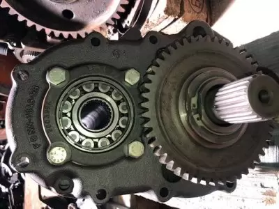 COUVERCLE ARRIERE DE TRANSMISSION AVEC ARBRE ET PIGNON 