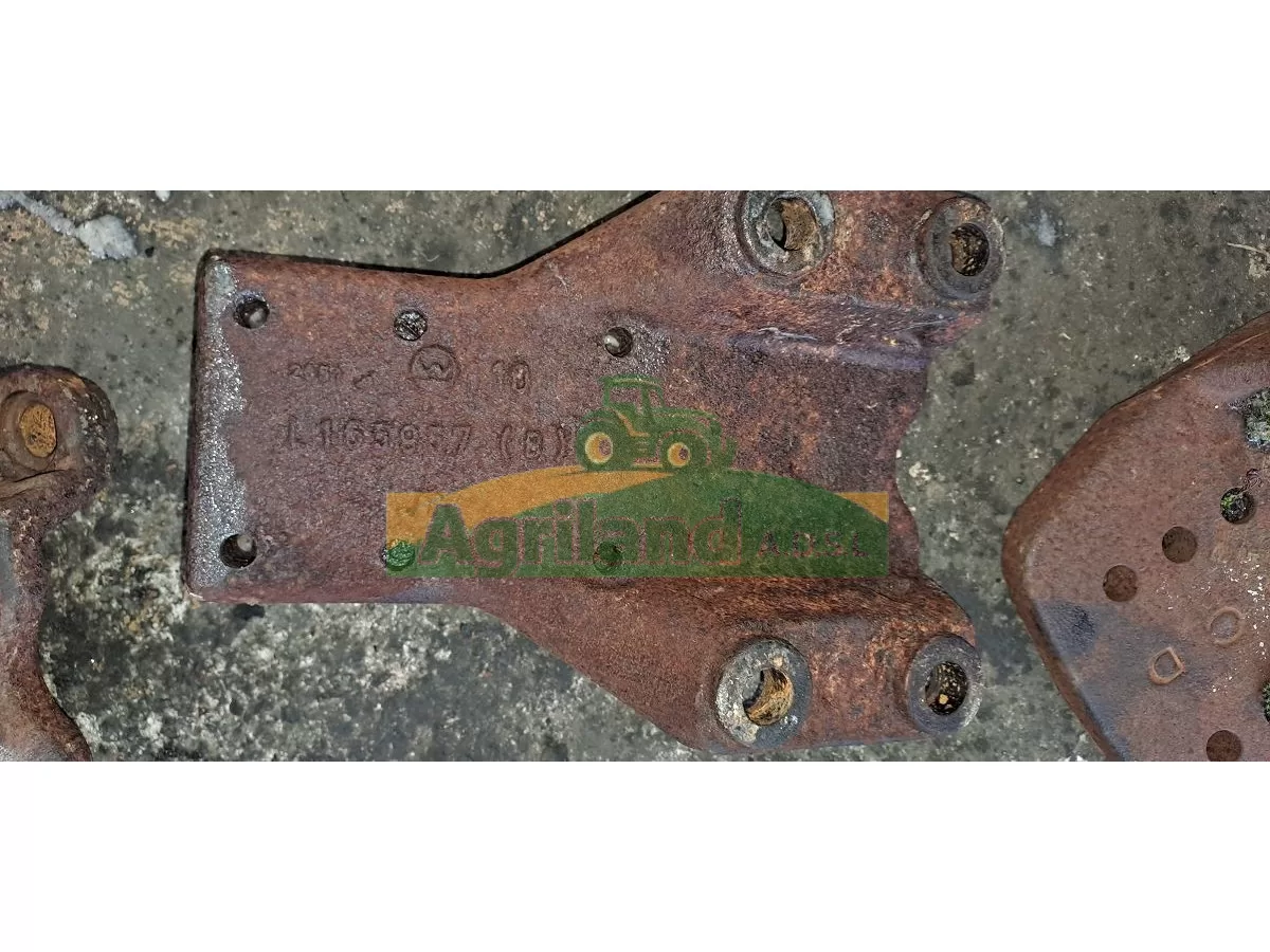 SOCLES SUPPORT D'AILES AVANT  LP : 1854