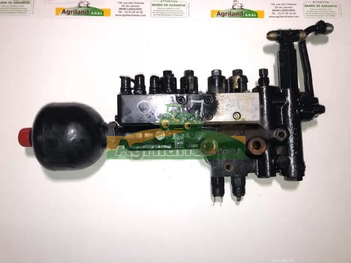 DISTRIBUTEUR HYDRAULIQUE DE COMMANDE AVEC ACCUMULATEUR 