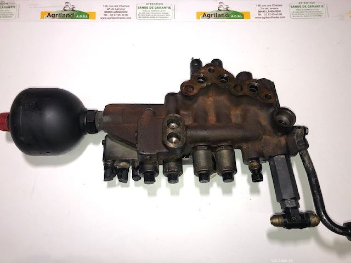DISTRIBUTEUR HYDRAULIQUE DE COMMANDE AVEC ACCUMULATEUR 
