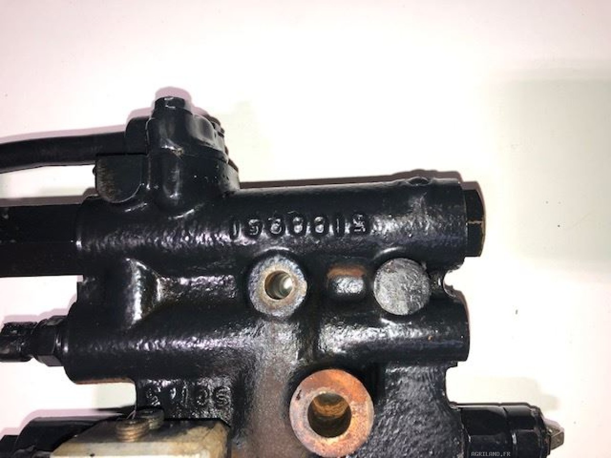 DISTRIBUTEUR HYDRAULIQUE DE COMMANDE AVEC ACCUMULATEUR 