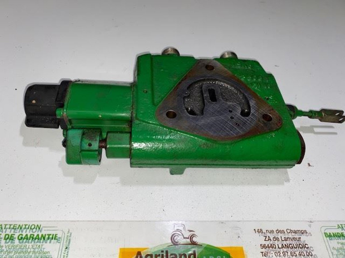 DISTRIBUTEUR HYDRAULIQUE 