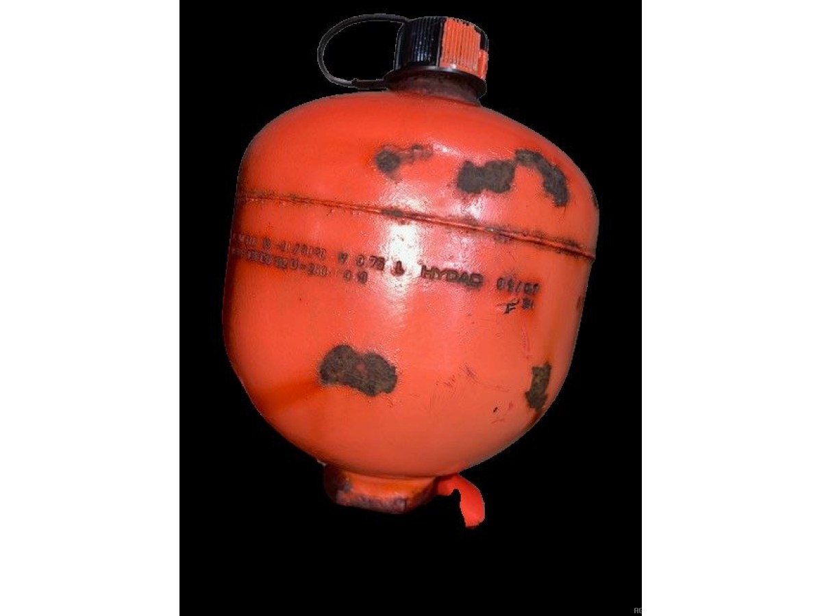 ACCUMULATEUR HYDRO-PNEUMATIQUE AVEC SUPPORT 