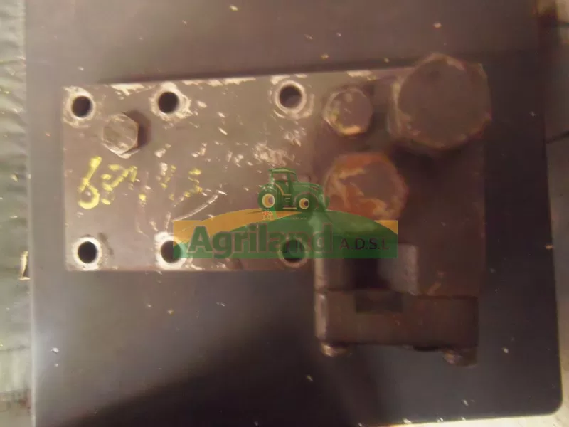 Distributeur De Relevage Renault 681